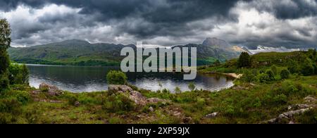 Blick über den Lake Loch Maree in der Nähe von Talladale zum Mountain Slioch in den Highlands von Schottland, Großbritannien Stockfoto