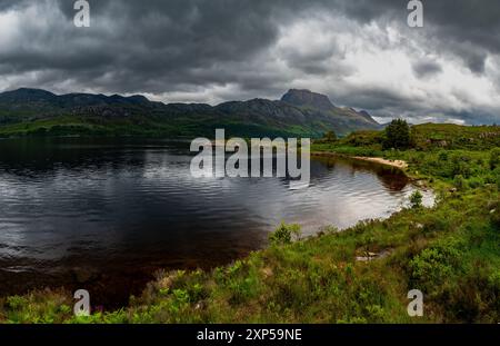 Blick über den Lake Loch Maree in der Nähe von Talladale zum Mountain Slioch in den Highlands von Schottland, Großbritannien Stockfoto