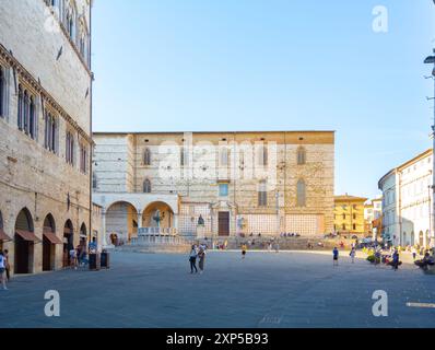 Perugia, Umbrien, Italien, Stadtbild von Perugia mit Cattedrale San Lorenzo und fontana maggiore auf der Piazza IV novembre, nur Editorial Stockfoto