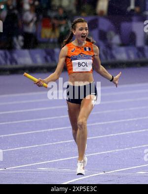 Paris, Frankreich. August 2024. Olympische Spiele In Paris: Leichtathletik. Femke Bol (links) aus den Niederlanden überquert die Ziellinie auf dem ersten Platz, nachdem ihr Ankerleg den Niederlanden die Goldmedaille in der 4x400 gemischten Staffel auf der Strecke Stade de France am 8. Tag der Olympischen Spiele 2024 in Paris, Frankreich, verliehen hat. Quelle: Adam Stoltman/Alamy Live News Stockfoto