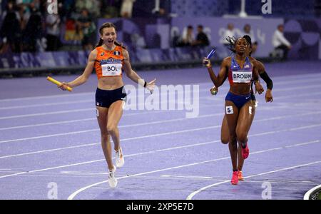 Paris, Frankreich. August 2024. Olympische Spiele In Paris: Leichtathletik. Femke Bol (links) aus den Niederlanden überquert die Ziellinie auf dem ersten Platz, nachdem ihr Ankerleg den Niederlanden die Goldmedaille in der 4x400 gemischten Staffel vor Kaylyn Brown aus den USA (rechts) gegeben hat. Auf der Strecke Stade de France, am 8. Tag der Olympischen Spiele 2024 in Paris, Frankreich. Quelle: Adam Stoltman/Alamy Live News Stockfoto