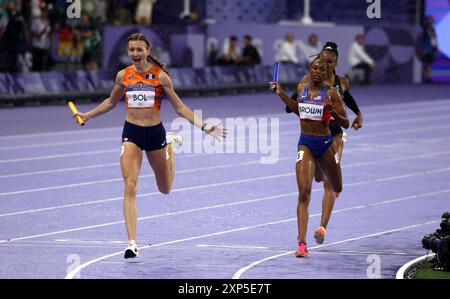 Paris, Frankreich. August 2024. Olympische Spiele In Paris: Leichtathletik. Femke Bol (links) aus den Niederlanden überquert die Ziellinie auf dem ersten Platz, nachdem ihr Ankerleg den Niederlanden die Goldmedaille in der 4x400 gemischten Staffel vor Kaylyn Brown aus den USA (rechts) gegeben hat. Auf der Strecke Stade de France, am 8. Tag der Olympischen Spiele 2024 in Paris, Frankreich. Quelle: Adam Stoltman/Alamy Live News Stockfoto