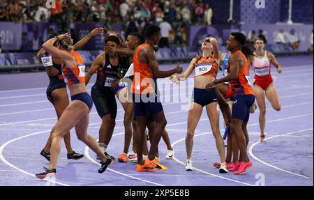 Paris, Frankreich. August 2024. Olympische Spiele In Paris: Leichtathletik. Femke Bol aus den Niederlanden feiert mit Mannschaftskameraden, die die Ziellinie als erster überqueren, nachdem ihr Ankerleg den Niederlanden die Goldmedaille in der 4x400 gemischten Staffel auf der Stade de France-Strecke am 8. Tag der Olympischen Spiele 2024 in Paris, Frankreich, verlieh. Quelle: Adam Stoltman/Alamy Live News Stockfoto