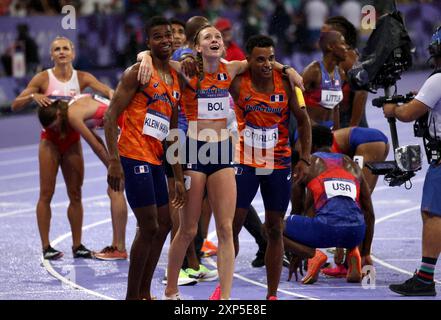 Paris, Frankreich. August 2024. Olympische Spiele In Paris: Leichtathletik. Femke Bol aus den Niederlanden feiert mit ihren Teamkollegen Isaya Klein Ikkink (links) und Eugene Omalla (rechts), nachdem ihr Ankerleg den Niederlanden die Goldmedaille in der 4x400 gemischten Staffel auf der Stade de France am 8. Tag der Olympischen Spiele 2024 in Paris, Frankreich, verliehen hat. Quelle: Adam Stoltman/Alamy Live News Stockfoto