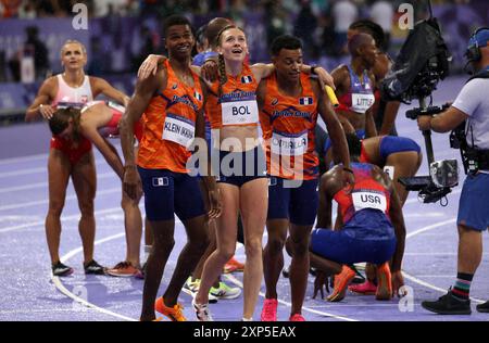 Paris, Frankreich. August 2024. Olympische Spiele In Paris: Leichtathletik. Femke Bol aus den Niederlanden feiert mit ihren Teamkollegen Isaya Klein Ikkink (links) und Eugene Omalla (rechts), nachdem ihr Ankerleg den Niederlanden die Goldmedaille in der 4x400 gemischten Staffel auf der Stade de France am 8. Tag der Olympischen Spiele 2024 in Paris, Frankreich, verliehen hat. Quelle: Adam Stoltman/Alamy Live News Stockfoto