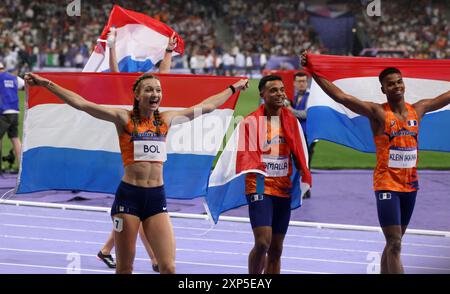 Paris, Frankreich. August 2024. Olympische Spiele In Paris: Leichtathletik. (Von links nach rechts) Femke Bol, Eugene Omalla und Isaya Klein Ikkink aus den Niederlanden feiern den Gewinn der Goldmedaille in der 4x400 gemischten Staffel auf der Strecke Stade de France am 8. Tag der Olympischen Spiele 2024 in Paris, Frankreich. Quelle: Adam Stoltman/Alamy Live News Stockfoto