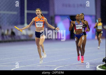 Paris, Frankreich. August 2024. Femke Bol vom Team Netherlands feiert, als sie die Ziellinie überquert, um die Goldmedaille im 4X400 m gemischten Staffelfinale während des Leichtathletikwettbewerbs bei den Olympischen Spielen 2024 in Paris, Frankreich, am Samstag, den 3. August 2024 zu gewinnen. Foto: Paul Hanna//UPI. Quelle: UPI/Alamy Live News Stockfoto