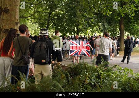 Csstle Park, Bristol, Großbritannien. August 2024. Antifaschisten waren heute Abend einer Gruppe von etwa 200 direkt im Bristol Caastle Park deutlich überlegen. Es gab eine starke Polizeipräsenz, zusammen mit vermummten Polizisten und Hundehaltern. ALMAY LIVE NEWS Credit: Natasha Quarmby/Alamy Live News Stockfoto