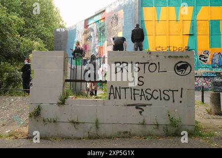 Csstle Park, Bristol, Großbritannien. August 2024. Antifaschisten waren heute Abend einer Gruppe von etwa 200 direkt im Bristol Caastle Park deutlich überlegen. Es gab eine starke Polizeipräsenz, zusammen mit vermummten Polizisten und Hundehaltern. ALMAY LIVE NEWS Credit: Natasha Quarmby/Alamy Live News Stockfoto