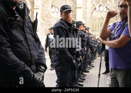 Csstle Park, Bristol, Großbritannien. August 2024. Antifaschisten waren heute Abend einer Gruppe von etwa 200 direkt im Bristol Caastle Park deutlich überlegen. Es gab eine starke Polizeipräsenz, zusammen mit vermummten Polizisten und Hundehaltern. ALMAY LIVE NEWS Credit: Natasha Quarmby/Alamy Live News Stockfoto