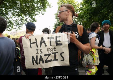 Csstle Park, Bristol, Großbritannien. August 2024. Antifaschisten waren heute Abend einer Gruppe von etwa 200 direkt im Bristol Caastle Park deutlich überlegen. Es gab eine starke Polizeipräsenz, zusammen mit vermummten Polizisten und Hundehaltern. ALMAY LIVE NEWS Credit: Natasha Quarmby/Alamy Live News Stockfoto