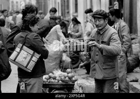 Apple-Verkäufer trug eine Mao-Suite in Kunming China vor der Wirtschaftsrevolution 1986 Stockfoto