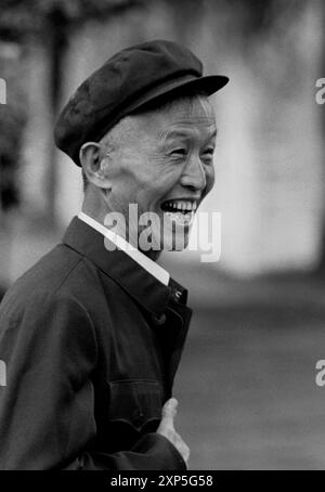 Ein glücklicher Mann, der einen Mao-Anzug trug, am Tag der Nation in Kunming China vor der Wirtschaftsrevolution 1986 Stockfoto