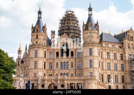 Schweriner Schloss: UNESCO-Weltkulturerbe das Bild zeigt das Schweriner Schloss, das Teil des Residenzensembles Schwerin ist und kürzlich in die UNESCO-Welterbeliste aufgenommen wurde. Dieses historische Bauwerk dient als Sitz des Landtags von Mecklenburg-Vorpommern. Die Fassade des Schlosses ist reich verziert mit Skulpturen, Säulen und dekorative Elemente. Schwerin Mecklenburg-Vorpommern Deutschland *** Schloss Schwerin UNESCO-Weltkulturerbe das Bild zeigt das Schweriner Schloss, das zum Schweriner Wohnensemble gehört und kürzlich in die UNESCO-Weltkulturerbeliste aufgenommen wurde Stockfoto