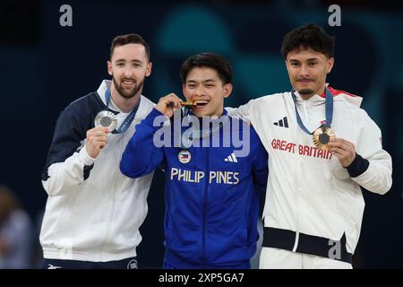 PARIS, FRANKREICH. August 2024. (L-R) Silbermedaillengewinner Artem Dolgopyat vom Team Israel, der Goldmedaillengewinner Carlos Edriel Yulo vom Team Philippinen und der Bronzemedaillengewinner Jake Jarman vom Team Großbritannien posieren mit ihren Medaillen auf dem Podium während der Medaillenzeremonie für das Finale der künstlerischen Gymnastik Männer-Floor-Übung am 8. Tag der Olympischen Spiele Paris 2024 in der Bercy Arena, Paris, Frankreich. Quelle: Craig Mercer/Alamy Live News Stockfoto