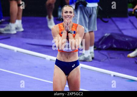 Paris, Frankreich, 3. August 2024. Lieke Klaver aus den Niederlanden feiert den Goldgewinn für das Team Niederlande während der Olympischen Spiele 2024 Athletics WomenÕs 4 x 400 Relay Mixed im Stade de France am 03. August 2024 in Paris. Quelle: Pete Dovgan/Speed Media/Alamy Live News Stockfoto