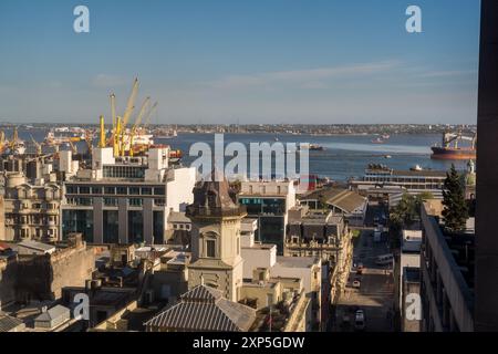 Blick aus der Vogelperspektive von Montevideo mit Blick auf den Hafen und die Wasserstraße. Stockfoto