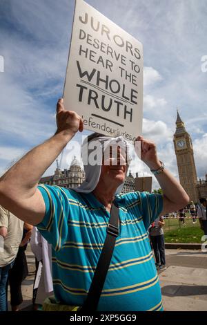 London, Großbritannien. August 2024. Ein Demonstrator der Extinction Rebellion hält während der Demonstration ein Plakat. Mitglieder der Extinction Rebellion veranstalteten eine Kundgebung auf dem Parliament Square in Central London. Ihr Ziel ist es, Mitprotestierende zu unterstützen, die für ihren legitimen Protest verhaftet und inhaftiert wurden. Quelle: SOPA Images Limited/Alamy Live News Stockfoto