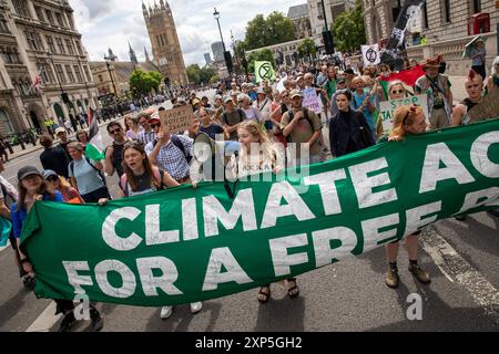 London, Großbritannien. August 2024. Klimaprotestierende marschieren während der Demonstration hinter einem Banner. Mitglieder der Extinction Rebellion veranstalteten eine Kundgebung auf dem Parliament Square in Central London. Ihr Ziel ist es, Mitprotestierende zu unterstützen, die für ihren legitimen Protest verhaftet und inhaftiert wurden. Quelle: SOPA Images Limited/Alamy Live News Stockfoto