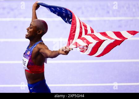 Paris, Frankreich, 3. August 2024. Shamier Little of USA reagiert auf den Silbergewinn bei den Olympischen Spielen 2024 Athletics 4 x 400 Relay Mixed im Stade de France am 3. August 2024 in Paris. Quelle: Pete Dovgan/Speed Media/Alamy Live News Stockfoto