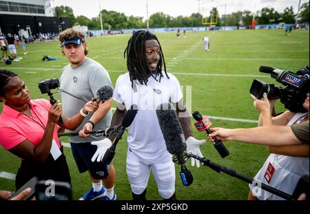 Nashville, Tennessee, USA. August 2024. Tennessee Titans Wide Receiver Calvin Ridley (0) stellt Fragen nach dem Training während des Trainingslagers. (Kreditbild: © Camden Hall/ZUMA Press Wire) NUR REDAKTIONELLE VERWENDUNG! Nicht für kommerzielle ZWECKE! Quelle: ZUMA Press, Inc./Alamy Live News Stockfoto