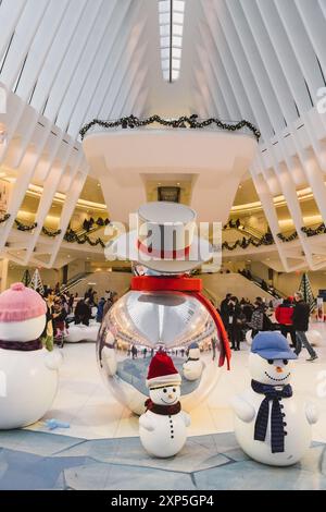 Riesige Schneemännerdekorationen im Oculus in New York City während der Weihnachtszeit. Stockfoto