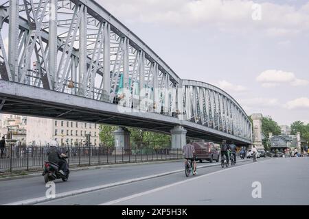 U-Bahn-Überführung auf der Brücke am Bahnhof gare du nord in paris. Die U-Bahn-Linie 2 fährt hier ab und kommt in Kürze nach stalingrad. Stockfoto