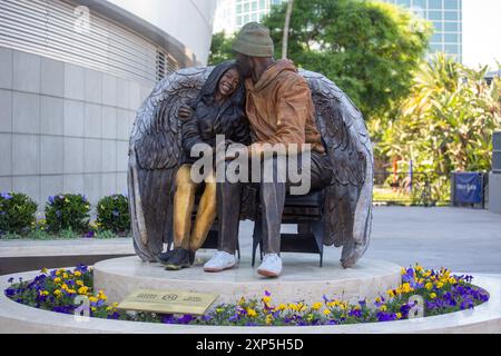 Los Angeles, Usa. August 2024. Die neue Statue des verstorbenen Los Angeles Lakers Kobe Bryant und seiner Tochter Gigi Bryant wird vor der Crypto.com Arena enthüllt. (Foto: Ringo Chiu/SOPA Images/SIPA USA) Credit: SIPA USA/Alamy Live News Stockfoto