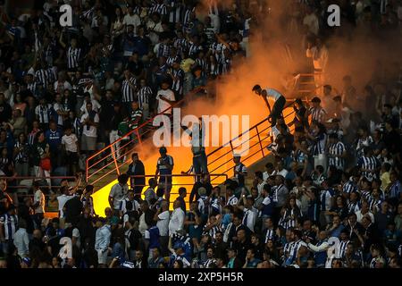 Aveiro, Portugal . August 2024. Aveiro, Portugal, 3. August 2024: Fans des FC Porto in Aktion während des portugiesischen Superpokalspiels zwischen Sporting CP und FC Porto im Estadio Municipal de Aveiro, Aveiro, Portugal (João Bravo /SPP) Credit: SPP Sport Pressefoto. /Alamy Live News Stockfoto