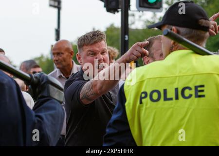 Bristol, Großbritannien. August 2024. Die Polizei wird im Bild dargestellt, als sie während eines genug-ist-genug-Protestes in der Nähe des Castle Park im Zentrum von Bristol von rechtsextremen Aktivisten konfrontiert wird. Bei ähnlichen Protesten in mehreren englischen Städten und Städten ist nach einem Massenerstech, bei dem drei junge Mädchen getötet wurden, Gewalt ausgebrochen. Die Polizei in Bristol hat zusätzliche Befugnisse erhalten, um Menschen aufzuhalten, zu durchsuchen und zu zerstreuen, um zu verhindern, dass Probleme zwischen der rechtsextremen Gruppe und den antirassistischen Demonstranten entstehen, die einen Gegenprotest organisiert haben. Quelle: Lynchpics/Alamy Live News Stockfoto