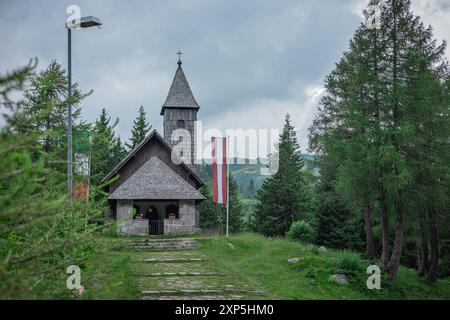 Pramollo-Gedenkkirche, eine kleine denkmalgeschützte Kirche in der Nähe von nassfeld oder Pramollo-See am Hochalpass zwischen italien und österreich. Kalter Sommertag mit Stockfoto