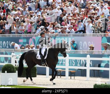 Versailles, Frankreich. August 2024. Isabell Werth aus Deutschland Riding Wendy tritt beim Grand prix Special des Dressurteams bei den Olympischen Spielen 2024 in Versailles, Frankreich, am 3. August 2024 an. Quelle: Yang Lei/Xinhua/Alamy Live News Stockfoto