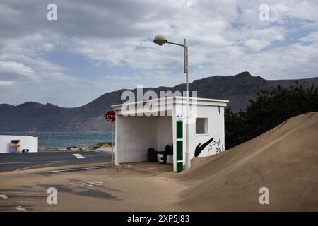 Eine Bushaltestelle an einer Sanddüne in der Caleta de Famara, einem kleinen Dorf auf Lanzarote, den Kanarischen Inseln. Stockfoto