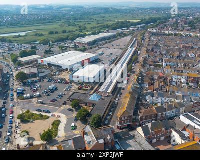 Aus der Vogelperspektive auf die Endstation der GWR und der South Western Railways im Badeort Weymouth in Dorset. Ebenfalls abgebildet ist der Jubilee Retail Pa Stockfoto