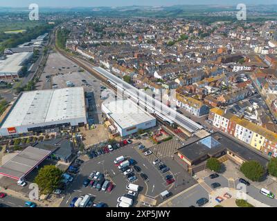 Aus der Vogelperspektive auf die Endstation der GWR und der South Western Railways im Badeort Weymouth in Dorset. Ebenfalls abgebildet ist der Jubilee Retail Pa Stockfoto