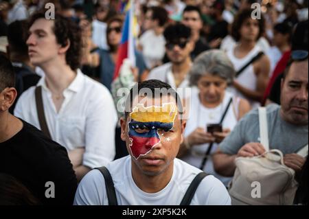 Madrid, Spanien. August 2024. Ein Mann mit der venezolanischen Flagge auf ihrem Gesicht wird während einer Demonstration gesehen. Tausende Venezolaner, die in Madrid wohnhaft waren, versammelten sich in Puerta del Sol, um zu protestieren und ihre Ablehnung mit den Wahlergebnissen in Venezuela zum Ausdruck zu bringen und Oppositionsführerin Maria Corina Machado und Oppositionskandidat Edmundo Gonzalez zu unterstützen. Quelle: Marcos del Mazo/Alamy Live News Stockfoto