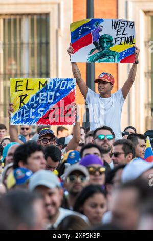 Madrid, Spanien. August 2024. Leute mit Plakaten, die während einer Demonstration protestieren. Tausende Venezolaner, die in Madrid wohnhaft waren, versammelten sich in Puerta del Sol, um zu protestieren und ihre Ablehnung mit den Wahlergebnissen in Venezuela zum Ausdruck zu bringen und Oppositionsführerin Maria Corina Machado und Oppositionskandidat Edmundo Gonzalez zu unterstützen. Quelle: Marcos del Mazo/Alamy Live News Stockfoto