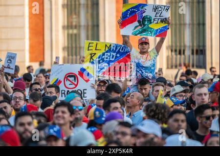 Madrid, Spanien. August 2024. Leute mit Plakaten, die während einer Demonstration protestieren. Tausende Venezolaner, die in Madrid wohnhaft waren, versammelten sich in Puerta del Sol, um zu protestieren und ihre Ablehnung mit den Wahlergebnissen in Venezuela zum Ausdruck zu bringen und Oppositionsführerin Maria Corina Machado und Oppositionskandidat Edmundo Gonzalez zu unterstützen. Quelle: Marcos del Mazo/Alamy Live News Stockfoto