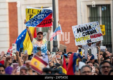 Madrid, Spanien. August 2024. Leute mit Plakaten, die während einer Demonstration protestieren. Tausende Venezolaner, die in Madrid wohnhaft waren, versammelten sich in Puerta del Sol, um zu protestieren und ihre Ablehnung mit den Wahlergebnissen in Venezuela zum Ausdruck zu bringen und Oppositionsführerin Maria Corina Machado und Oppositionskandidat Edmundo Gonzalez zu unterstützen. Quelle: Marcos del Mazo/Alamy Live News Stockfoto