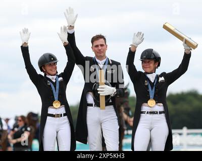 Versailles, Frankreich. August 2024. Gold Medaillengewinner Team Germany nimmt an der Siegerehrung des Grand prix Special des Dressurteams Teil, das bei den Olympischen Spielen 2024 in Versailles, Frankreich, am 3. August 2024 stattfand. Quelle: Yang Lei/Xinhua/Alamy Live News Stockfoto