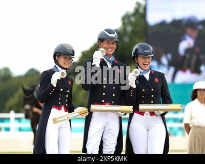 Versailles, Frankreich. August 2024. Bronzemedaillengewinner Team Britain nehmen an der Siegerehrung des Dressurteams Grand prix Special des Pferdes bei den Olympischen Spielen 2024 in Versailles, Frankreich, am 3. August 2024 Teil. Quelle: Yang Lei/Xinhua/Alamy Live News Stockfoto