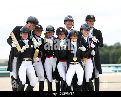 Versailles, Frankreich. August 2024. Medaillengewinner nehmen an der Siegerehrung des Dressurteams Grand prix Special des Pferdes bei den Olympischen Spielen 2024 in Versailles, Frankreich, am 3. August 2024 Teil. Quelle: Yang Lei/Xinhua/Alamy Live News Stockfoto