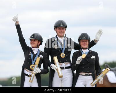 Versailles, Frankreich. August 2024. Gold Medaillengewinner Team Germany nimmt an der Siegerehrung des Grand prix Special des Dressurteams Teil, das bei den Olympischen Spielen 2024 in Versailles, Frankreich, am 3. August 2024 stattfand. Quelle: Yang Lei/Xinhua/Alamy Live News Stockfoto