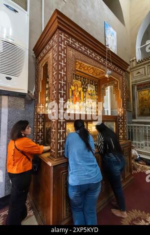 Al-Muharraq-Kloster, Heilige Jungfrau Maria, alte „St. George Church“, Gebete, Asyut (Assiut), Ägypten, Nordafrika, Afrika Stockfoto