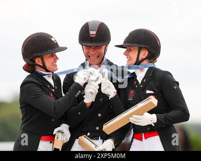 Versailles, Frankreich. August 2024. Silbermedaillengewinner Team Dänemark nimmt an der Siegerehrung des Dressurteams Grand prix Special des Pferdes bei den Olympischen Spielen 2024 in Versailles, Frankreich, am 3. August 2024 Teil. Quelle: Yang Lei/Xinhua/Alamy Live News Stockfoto