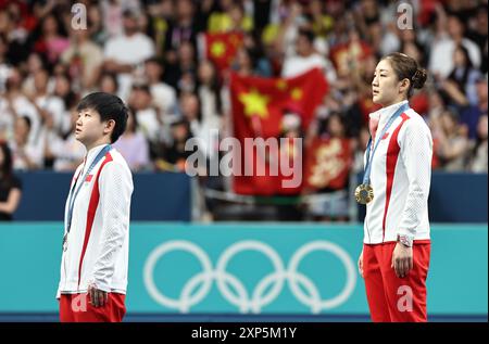 Paris, Frankreich. August 2024. Paris, Frankreich. August 2024. Goldmedaillengewinner Chen Meng (R) aus China und Silbermedaillengewinner Sun Yingsha aus China nehmen am 3. August 2024 an der Siegerehrung der Tischtennis-Damen-Singles bei den Olympischen Spielen 2024 in Paris Teil. Quelle: Wang Dongzhen/Xinhua/Alamy Live News Stockfoto