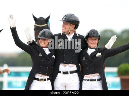 Versailles, Frankreich. August 2024. Gold Medaillengewinner Team Germany nimmt an der Siegerehrung des Grand prix Special des Dressurteams Teil, das bei den Olympischen Spielen 2024 in Versailles, Frankreich, am 3. August 2024 stattfand. Quelle: Yang Lei/Xinhua/Alamy Live News Stockfoto