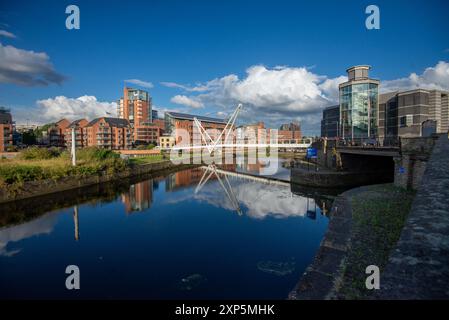 Der River Aire mit der Knight's Way Bridge mit Wohnungen auf der nördlichen (rechten) Seite und das Royal Armouries Museum auf der südlichen Seite, Leeds, West Yorkshire Stockfoto