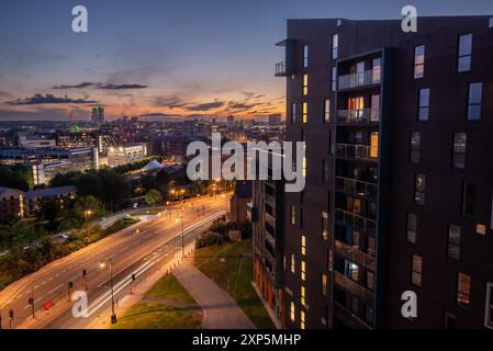 Leeds Urban Square Apartments und die A61 mit Blick nach Westen in die Stadt Leeds, West Yorkshire, England, Großbritannien Stockfoto