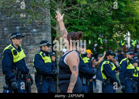 Bristol, Großbritannien. August 2024. Ein genug ist genug Demonstranten ist im Castle Park im Zentrum von Bristol mit Gesten zu Anti-Rassismus-Aktivisten zu sehen. In den letzten Tagen ist bei ähnlichen rechtsextremen Protesten in mehreren englischen Städten Gewalt ausgebrochen, nachdem drei junge Mädchen getötet wurden. Die Polizei in Bristol hat zusätzliche Befugnisse erhalten, um Menschen aufzuhalten, zu durchsuchen und zu zerstreuen, um zu verhindern, dass Probleme zwischen der rechtsextremen Gruppe und den antirassistischen Demonstranten entstehen, die einen Gegenprotest organisiert haben. Quelle: Lynchpics/Alamy Live News Stockfoto